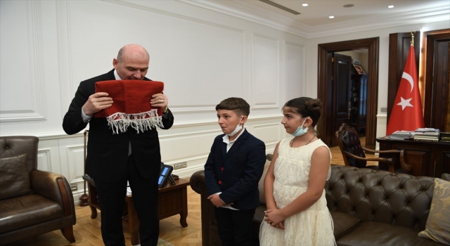 İçişleri Bakanı Soylu, Batman’da duvara asılı Türk bayrağını öpen çocukları ağırladı
