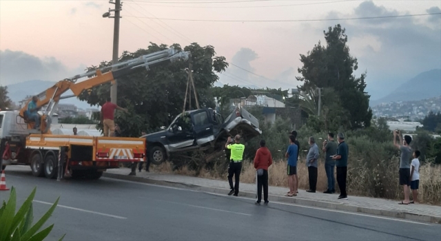 Antalya’da otomobil elektrik direğine çarptı: 2 yaralı