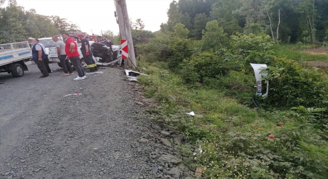Samsun’da otomobilin aydınlatma direğine çarptığı trafik kazasında 3 kişi yaralandı