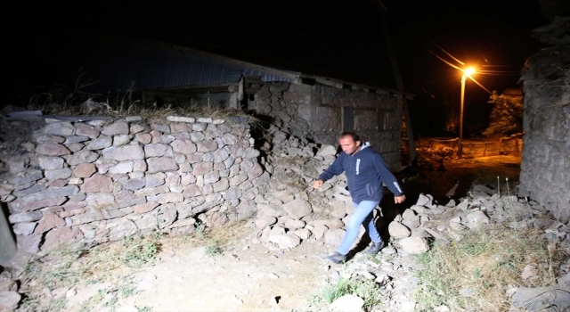 Bingöl’deki depremde bazı evler hasar gördü