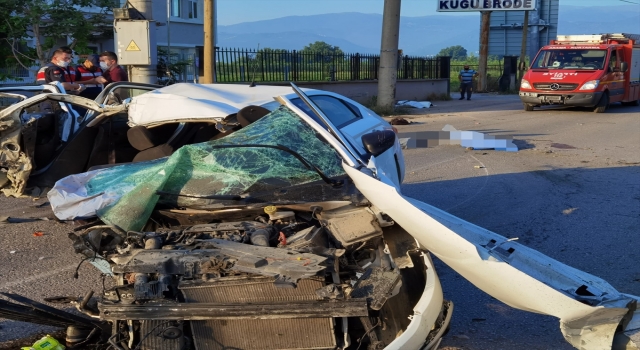Bursa’da elektrik direğine çarpan otomobildeki 5 kişiden 3’ü hayatını kaybetti