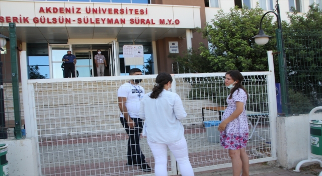 Antalya’da geç kaldıkları için YKS’ye giremeyen adaylar üzüntü yaşadı