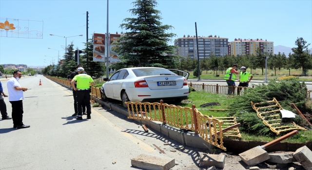 Erzurum’da kamyonetle çarpışan otomobilde sıkışan sürücüyü itfaiye ekipleri kurtardı