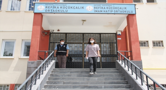 Kayseri’de bir öğrenci, kardeşinin sayesinde yetiştiği YKS’den mutlu ayrıldı