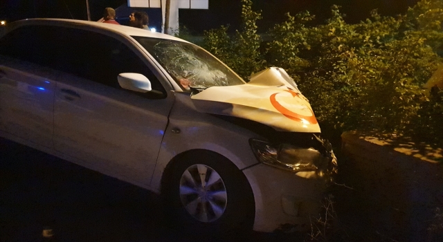 Düzce’de elektrik direğine çarpan otomobildeki 4 kişi yaralandı 