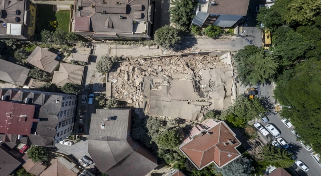 Sarıyer’de 11 katlı boş bina çöktü, park halindeki 3 otomobil hasar gördü