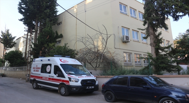 Adana’da okulda mahsur kalan 3 çocuktan biri çıkmak isterken 2. kattan düşerek yaralandı