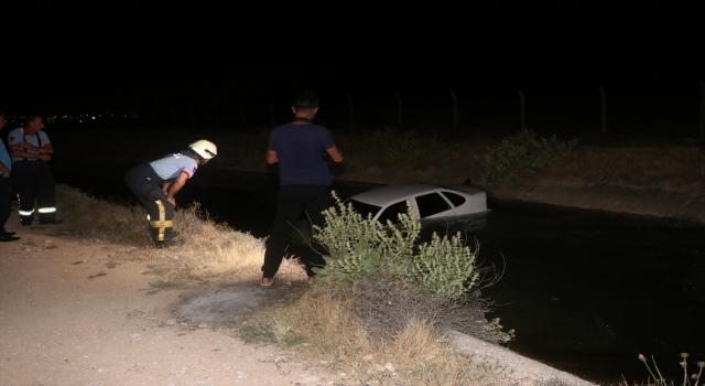 Karaman’da su kanalına düşen araçtaki 2 kişi kendi imkanlarıyla kurtuldu