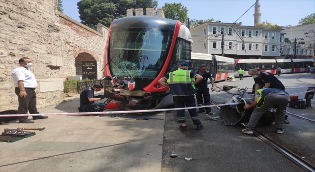 Fatih’te raydan çıkan tramvay elektrik direğine çarptı