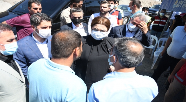 Aile ve Sosyal Hizmetler Bakanı Derya Yanık, Adana’daki yangın bölgelerinde inceleme yaptı: