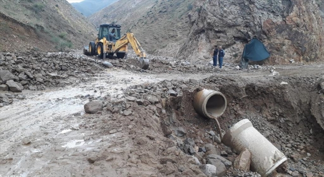 Van’da belediye ekiplerinin sel bölgesindeki çalışmaları sürüyor