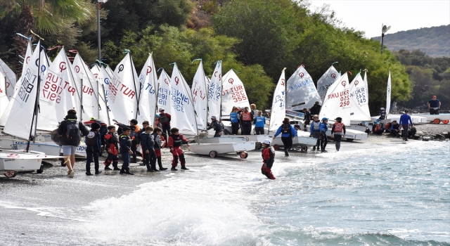 Muğla’da etkili olan fırtınada kayalıklara çarpan tekne battı