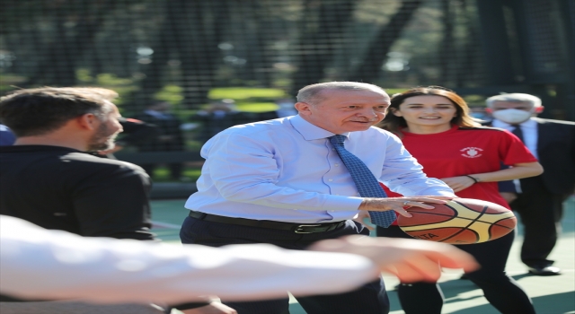 Cumhurbaşkanı Erdoğan, Ümraniye Millet Bahçesi’nde gençlerle basketbol oynadı