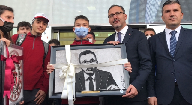 Bakan Kasapoğlu üniversite öğrencilerinin sorularını yanıtladı: