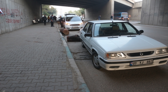 Adana’da bir kamyondan yola düşen odunlar 3 otomobile zarar verdi