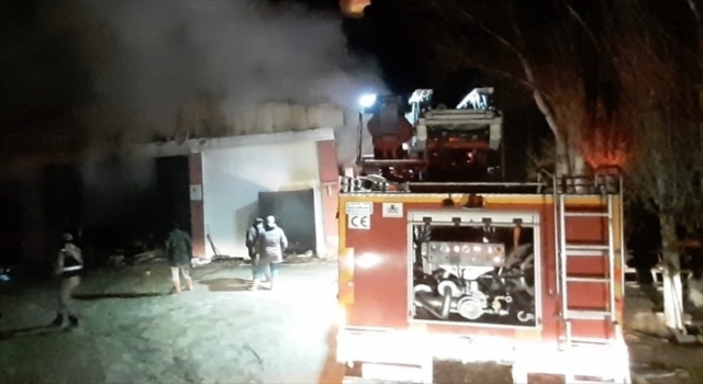 Bayburt’ta ahırda çıkan yangında çok sayıda hayvan telef oldu