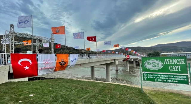 Ayancık ilçesinde sel felaketinde yıkılan Terminal Köprüsü hizmete açıldı 