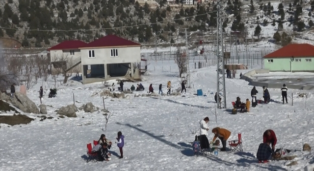 Adana’da kar yağışıyla beyaza bürünen Kızıldağ Yaylası’na ziyaretçi ilgisi