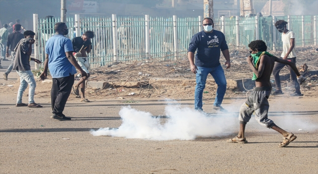 Sudan polisi, sivil yönetim için Cumhurbaşkanlığı Sarayı’na yürüyen göstericileri dağıttı