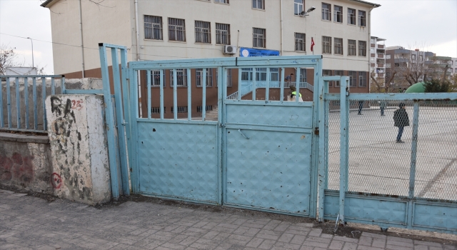 Şanlıurfa’da okul kapısını çalan 3 şüpheliden biri tutuklandı