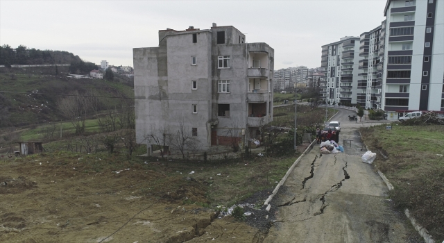 Samsun’da toprak kayması nedeniyle bir bina boşaltıldı