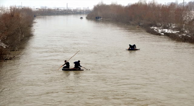Muş’ta Karasu Nehri’ne düşen lise öğrencisini arama çalışmalarına ara verildi