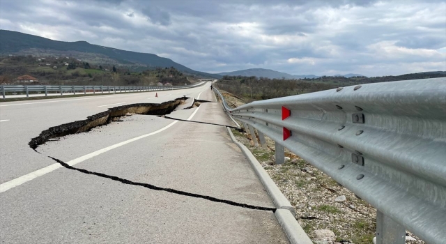 Kastamonu’da çökme yaşanan kara yolunun bir yönü ulaşıma kapandı