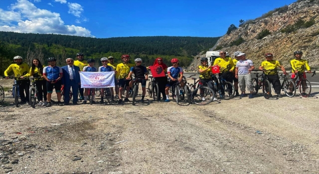 Bisikletlilerin Selanik’ten Samsun’a taşıdığı ”Ata toprağı” Çankırı’ya ulaştı