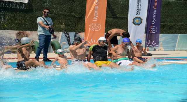 Diyarbakır’da özel gereksinimli çocuklar belediyenin açtığı kursta yüzme öğreniyor 