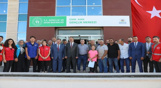 Bakan Kasapoğlu, İzmir’de gençlik merkezinin açılışında konuştu: