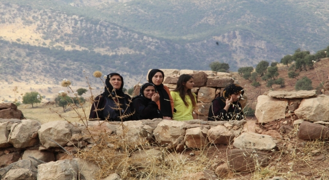 PKK’nın katlettiği yakınlarını saldırının gerçekleştiği eve Türk Bayrağı asarak andılar 