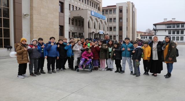 Öğretmen, öğrenci ve veliler serebral palsi hastası İlayda’ya tekerlekli sandalye aldı 