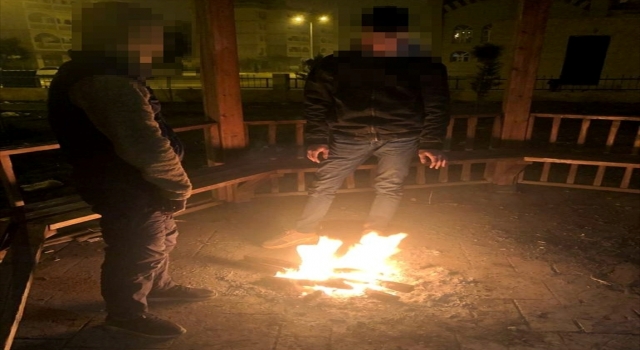 Mardin’de parkta ahşap kameriyeleri kırarak yakan 2 şüpheli gözaltına alındı