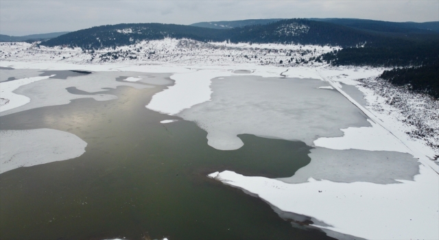 Bolu’da soğukların etkisiyle kısmen donan göl havadan görüntülendi