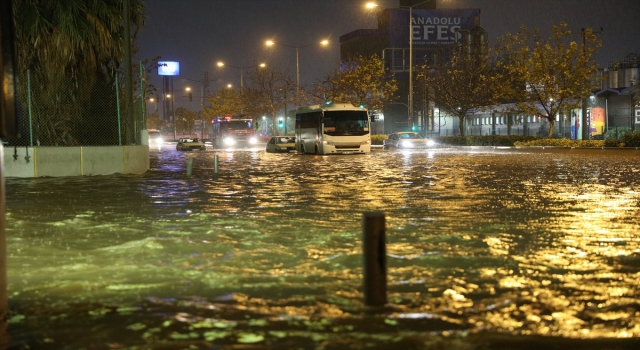 İzmir’de sağanak etkili oluyor
