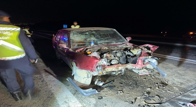 Sakarya’da kamyona çarpan otomobildeki kadın öldü