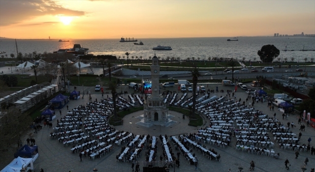 İzmir Konak Meydanı’nda depremzedelere iftar verildi