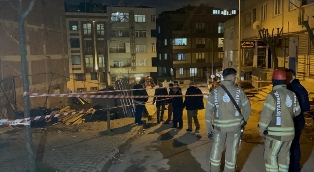 Bayrampaşa’da inşaat sahasına bitişik binada kayma meydana geldi 