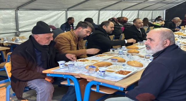 Konya Büyükşehir Belediyesi Hatay’da depremzedelere ramazan çadırı kurdu