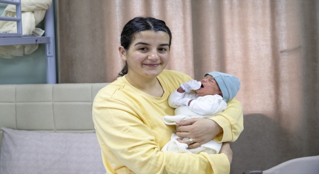 Mersin’de doğum yapan depremzede kadın, bebeğine ”Umut” adını verdi