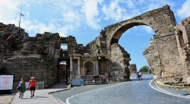 Antik ve modern yaşamın iç içe olduğu Side’de gezi güzergahı oluşturuluyor