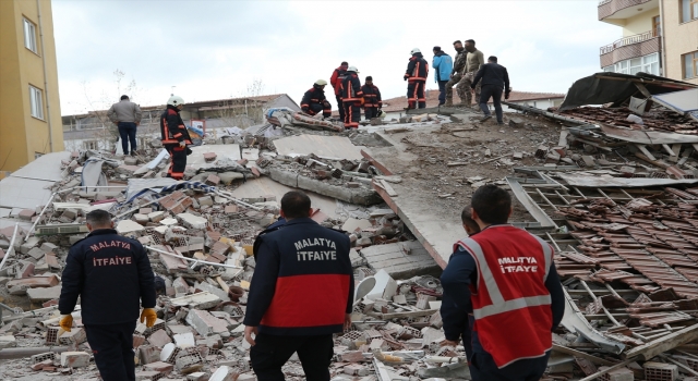Malatya’da 5 katlı ağır hasarlı bina kendiliğinden çöktü