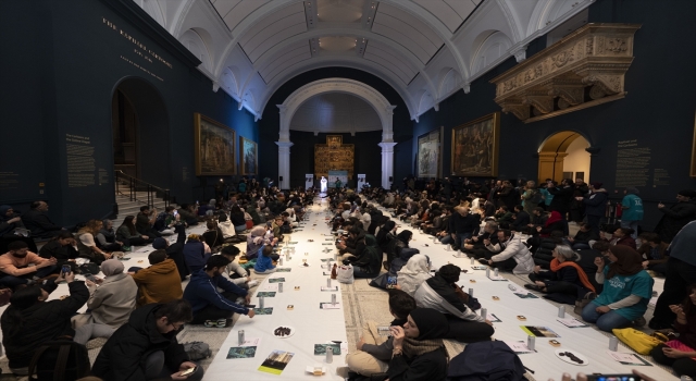 Londra’nın ünlü Victoria ve Albert Müzesi’nde toplu iftar programı düzenlendi