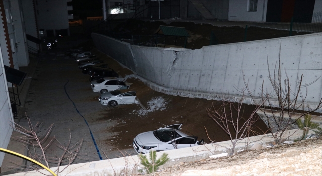 Yozgat’ta istinat duvarı park halindeki 11 aracın üzerine devrildi