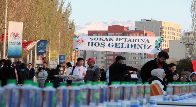 Kırgızistan’da yaklaşık 3 bin kişinin katılımıyla sokak iftarı düzenledi