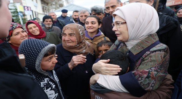 Emine Erdoğan, Malatya’da depremzedelerle bir araya geldi