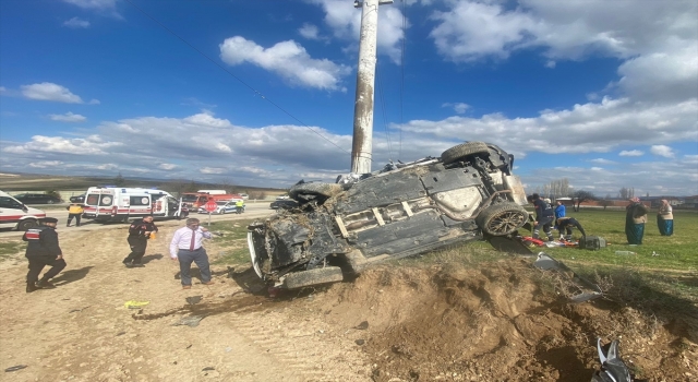 Afyonkarahisar’da elektrik direğine çarpan otomobildeki 1 kişi öldü, 3 kişi yaralandı