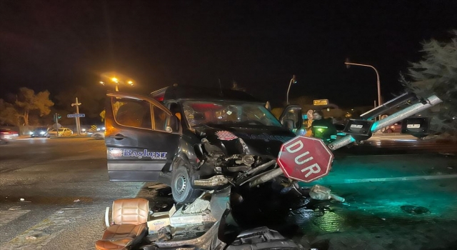 Tekirdağ’da minibüs ile otomobilin çarpıştığı kazada 20 kişi yaralandı
