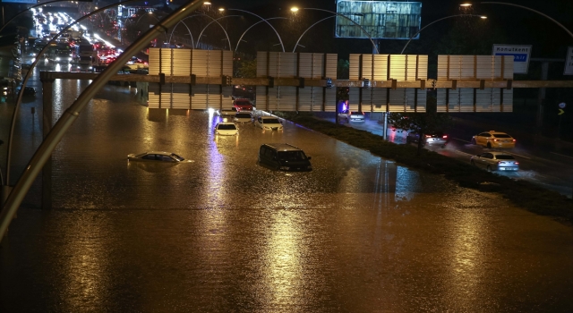 Ankara’da sel nedeniyle araçları içinde mahsur kalanlar kepçeyle kurtarıldı