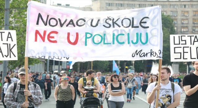 Sırbistan’da ”şiddete karşı” sloganıyla yapılan gösterilerin yenisi düzenlendi